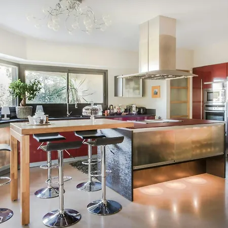 Japanese-inspired Facing Pic Saint-loup Holiday home *