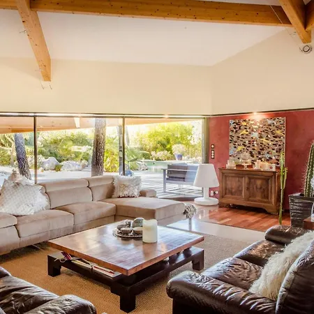 Japanese-inspired Facing Pic Saint-loup Holiday home *