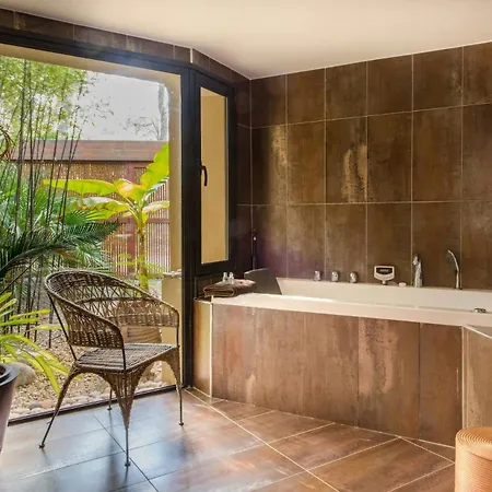 Japanese-inspired Facing Pic Saint-loup Holiday home