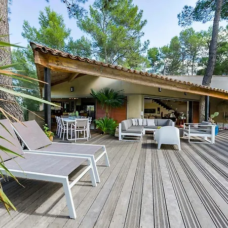 Japanese-inspired Facing Pic Saint-loup Feriehus